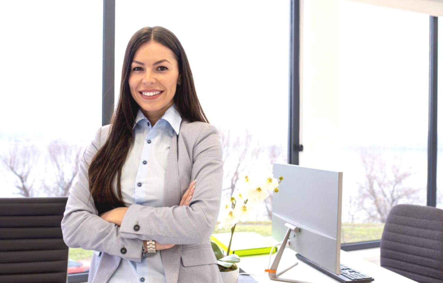 Technischer Support-Arbeitsplatz mit modernen Geräten und Bildschirmen